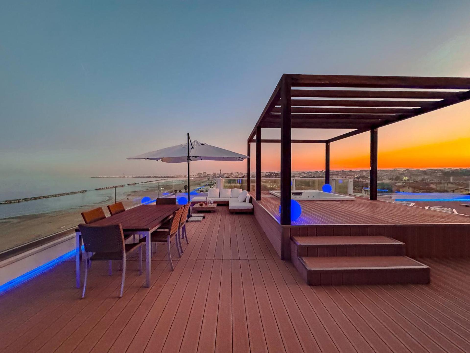 Luxury Seafront Penthouse With Spacious Terrace, And Private Parking Apartment